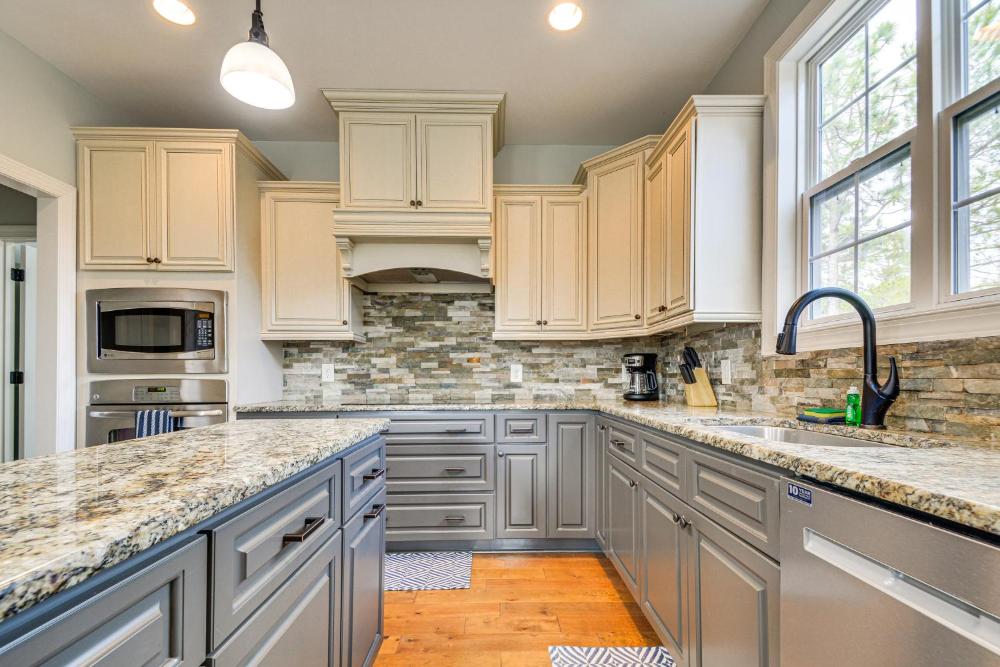 Spacious Home with Fireplace - Near Pinehurst Golf!